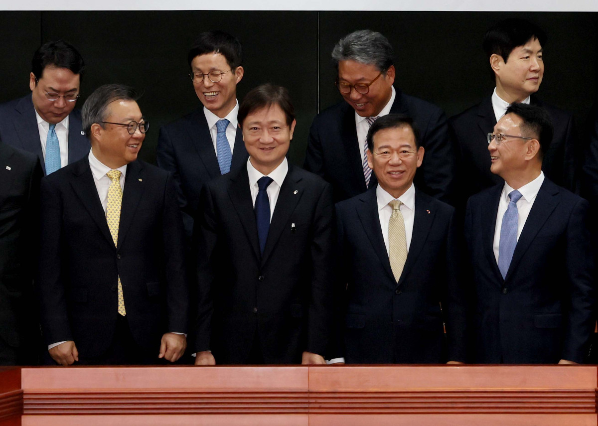 ▲17일 서울 여의도 금융투자협회에서 열린 ‘금융감독원장-자산운용사 CEO 간담회’에 앞서 이찬진 금감원장과 서유석 금투협회장, 자산운용사 대표 등이 기념촬영을 하고 있다. 신태현 기자 holjjak@