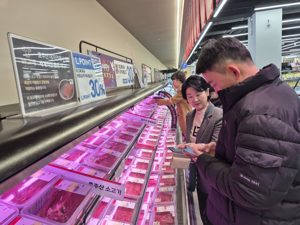 ▲축산물품질평가원 충북지원에서 진행한 '이력 정보 조회 앱 알리기' 캠페인에서 소비자가 앱을 통해 기능을 직접 체험하고 있다 (사진제공=축산물품질평가원)