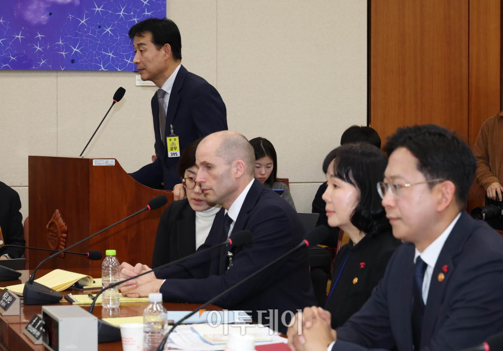 ▲민병기 쿠팡 대외협력 총괄 부사장이 17일 서울 여의도 국회 과학기술정보방송통신위원회 전체회의에서 열린 쿠팡 침해사고 관련 청문회에서 의원 질의에 답하고 있다. 고이란 기자 photoeran@