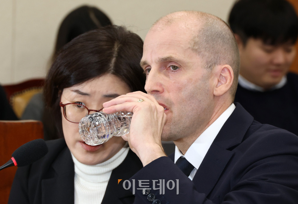 ▲해롤드 로저스 쿠팡 대표이사가 17일 서울 여의도 국회 과학기술정보방송통신위원회 전체회의에서 열린 쿠팡 침해사고 관련 청문회에서 물을 마시고 있다. 고이란 기자 photoeran@