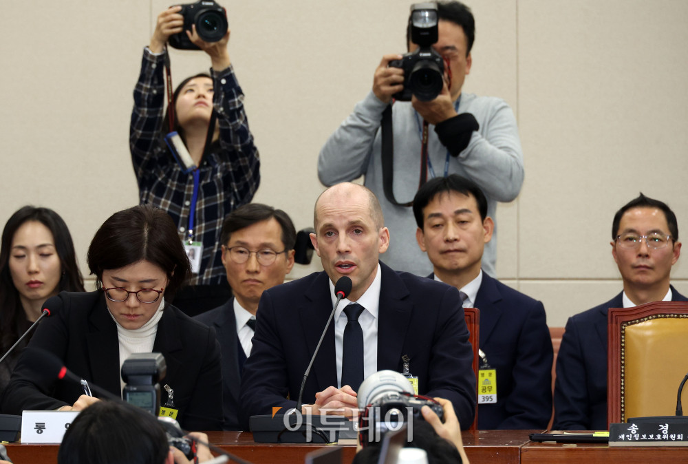 ▲해롤드 로저스 쿠팡 대표이사가 17일 서울 여의도 국회 과학기술정보방송통신위원회 전체회의에서 열린 쿠팡 침해사고 관련 청문회에서 의원 질의에 답하고 있다. 고이란 기자 photoeran@