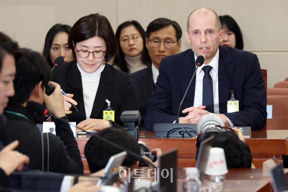 ▲해롤드 로저스 쿠팡 대표이사가 17일 서울 여의도 국회 과학기술정보방송통신위원회 전체회의에서 열린 쿠팡 침해사고 관련 청문회에서 의원 질의에 답하고 있다. 고이란 기자 photoeran@