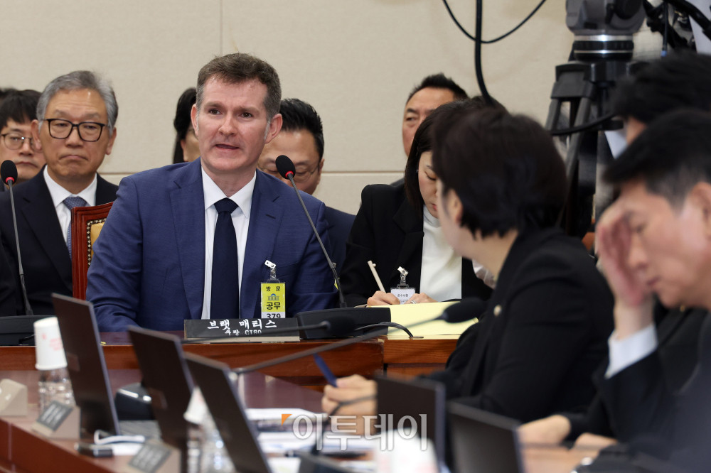 ▲브랫 매티스 쿠팡 CISO가 17일 서울 여의도 국회 과학기술정보방송통신위원회 전체회의에서 열린 쿠팡 침해사고 관련 청문회에서 의원 질의에 답하고 있다. 고이란 기자 photoeran@