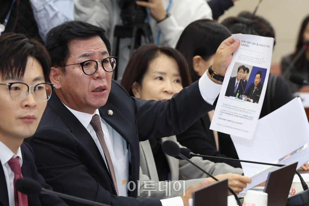 ▲17일 서울 여의도 국회 과학기술정보방송통신위원회 전체회의에서 열린 쿠팡 침해사고 관련 청문회에서 국민의힘 의원들이 김병기 더불어민주당 원내대표와 김범석 전 쿠팡 대표 간 오찬과 관련해 김 원내대표의 증인 출석을 요구하며 최민희 위원장에게 항의하고 있다. 고이란 기자 photoeran@