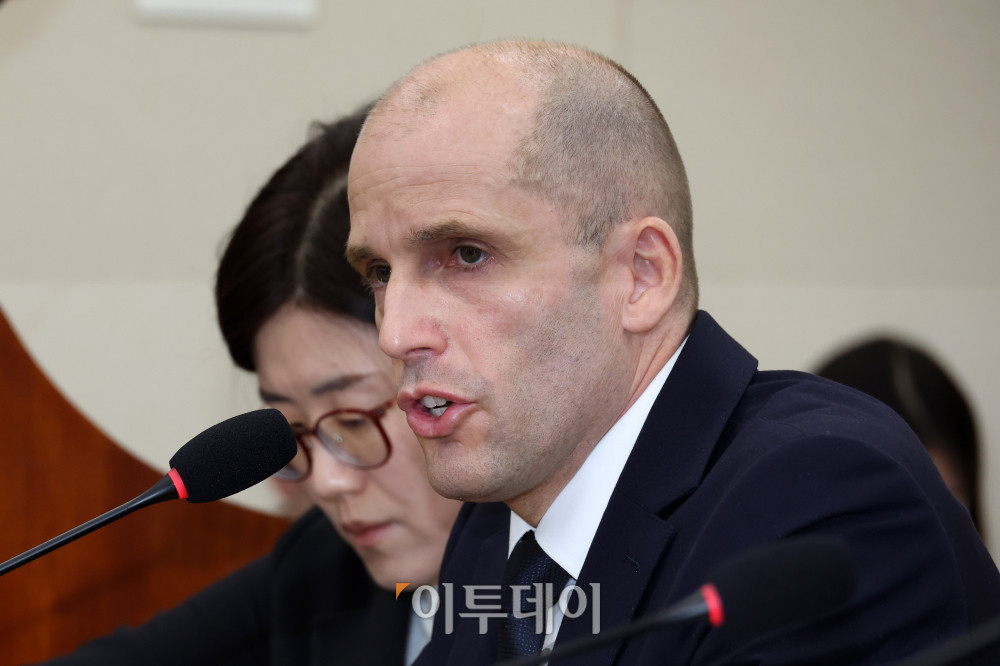 ▲해롤드 로저스 쿠팡 대표이사가 17일 서울 여의도 국회 과학기술정보방송통신위원회 전체회의에서 열린 쿠팡 침해사고 관련 청문회에서 의원 질의에 답하고 있다. 고이란 기자 photoeran@