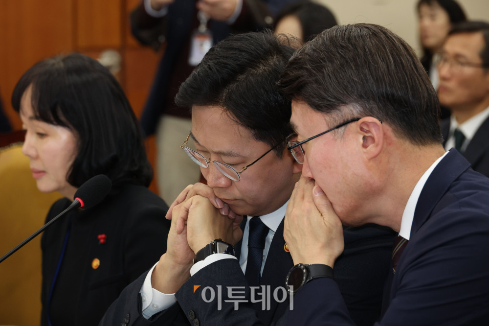 ▲배경훈(가운데) 부총리 겸 과기정통부 장관과 류제명 2차관이 17일 서울 여의도 국회 과학기술정보방송통신위원회 전체회의에서 열린 쿠팡 침해사고 관련 청문회에서 대화하고 있다. 고이란 기자 photoeran@