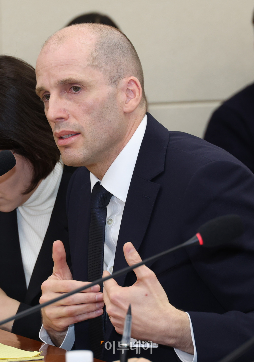 ▲해롤드 로저스 쿠팡 대표이사가 17일 서울 여의도 국회 과학기술정보방송통신위원회 전체회의에서 열린 쿠팡 침해사고 관련 청문회에서 의원 질의에 답하고 있다. 고이란 기자 photoeran@