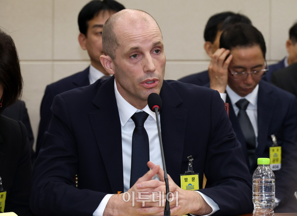 ▲해롤드 로저스 쿠팡 대표이사가 17일 서울 여의도 국회 과학기술정보방송통신위원회 전체회의에서 열린 쿠팡 침해사고 관련 청문회에서 의원 질의에 답하고 있다. 고이란 기자 photoeran@