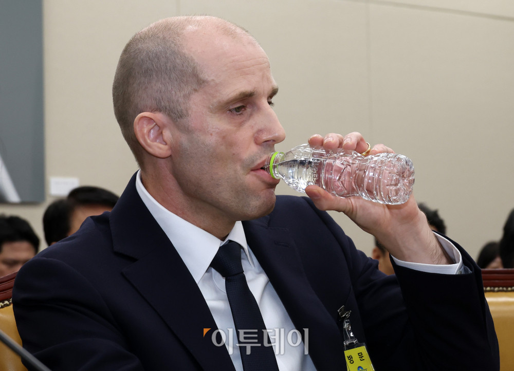 ▲해롤드 로저스 쿠팡 대표이사가 17일 서울 여의도 국회 과학기술정보방송통신위원회 전체회의에서 열린 쿠팡 침해사고 관련 청문회에서 물을 마시고 있다. 고이란 기자 photoeran@