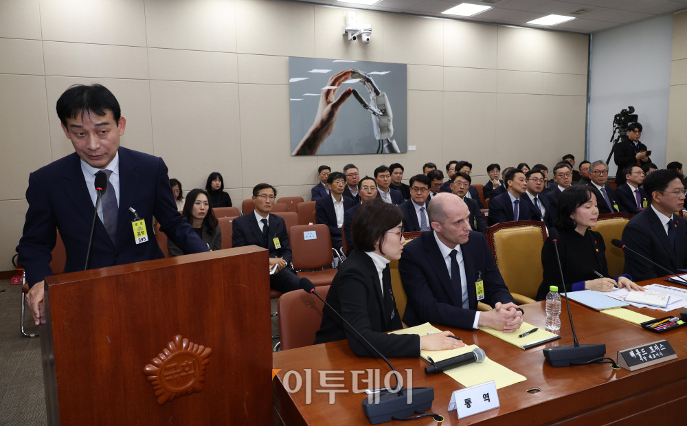 ▲민병기 쿠팡 대외협력 총괄 부사장이 17일 서울 여의도 국회 과학기술정보방송통신위원회 전체회의에서 열린 쿠팡 침해사고 관련 청문회에서 의원 질의에 답하고 있다. 고이란 기자 photoeran@