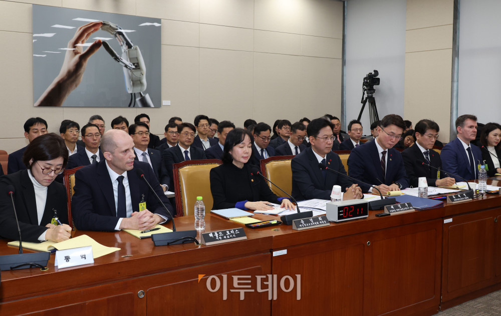 ▲17일 서울 여의도 국회 과학기술정보방송통신위원회 전체회의에서 쿠팡 침해사고 관련 청문회가 열리고 있다. 앞줄 왼쪽 두번째부터 해롤드 로저스 쿠팡 대표이사, 송경희 개인정보위원장, 배경훈 부총리 겸 과기정통부 장관, 류제명 과기정통부 2차관, 류신환 방송미디어통신위원장 직무대행, 브랫 매티스 쿠팡 CISO. 고이란 기자 photoeran@