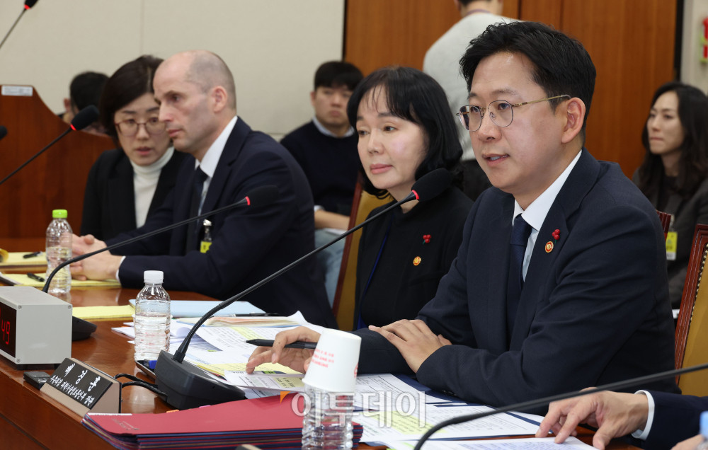 ▲배경훈 부총리 겸 과기정통부 장관이 17일 서울 여의도 국회 과학기술정보방송통신위원회 전체회의에서 열린 쿠팡 침해사고 관련 청문회에서 의원 질의에 답하고 있다. 고이란 기자 photoeran@