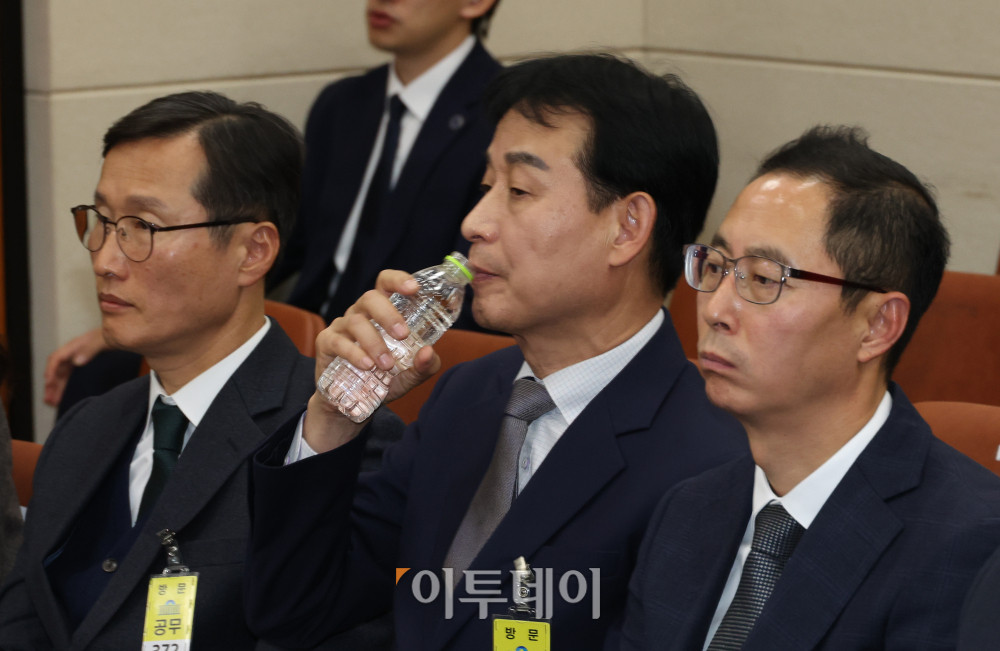 ▲조용우(왼쪽부터) 쿠팡 국회·정부 담당 부사장, 민병기 쿠팡 대외협력 총괄 부사장, 김명규 쿠팡이츠 서비스 대표이사가 17일 서울 여의도 국회 과학기술정보방송통신위원회 전체회의에서 열린 쿠팡 침해사고 관련 청문회에 참석하고 있다. 고이란 기자 photoeran@ 