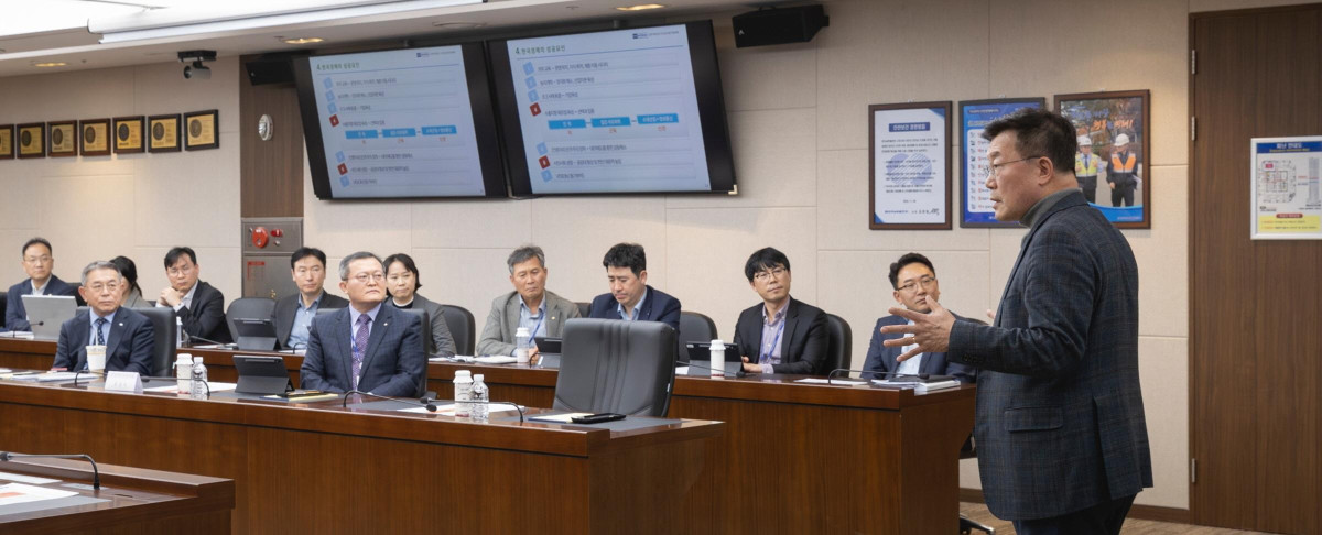 ▲한국남부발전 김준동 사장(좌석 첫줄 왼쪽)은 16일 부산 본사에 ESG네트워크 김경식 대표(일어선 사람)를 초청해 전 직원 대상으로 ‘ESG 기반 조직역량 강화 리더십 특강을 개최했다 (사진제공=한국남부발전)