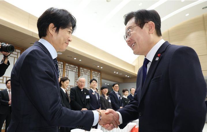 ▲이재명 대통령이 16일 용산 대통령실에서 열린 기부나눔 초청행사에서 굿네이버스 친선대사 배우 최수종과 인사하고 있다. (뉴시스)