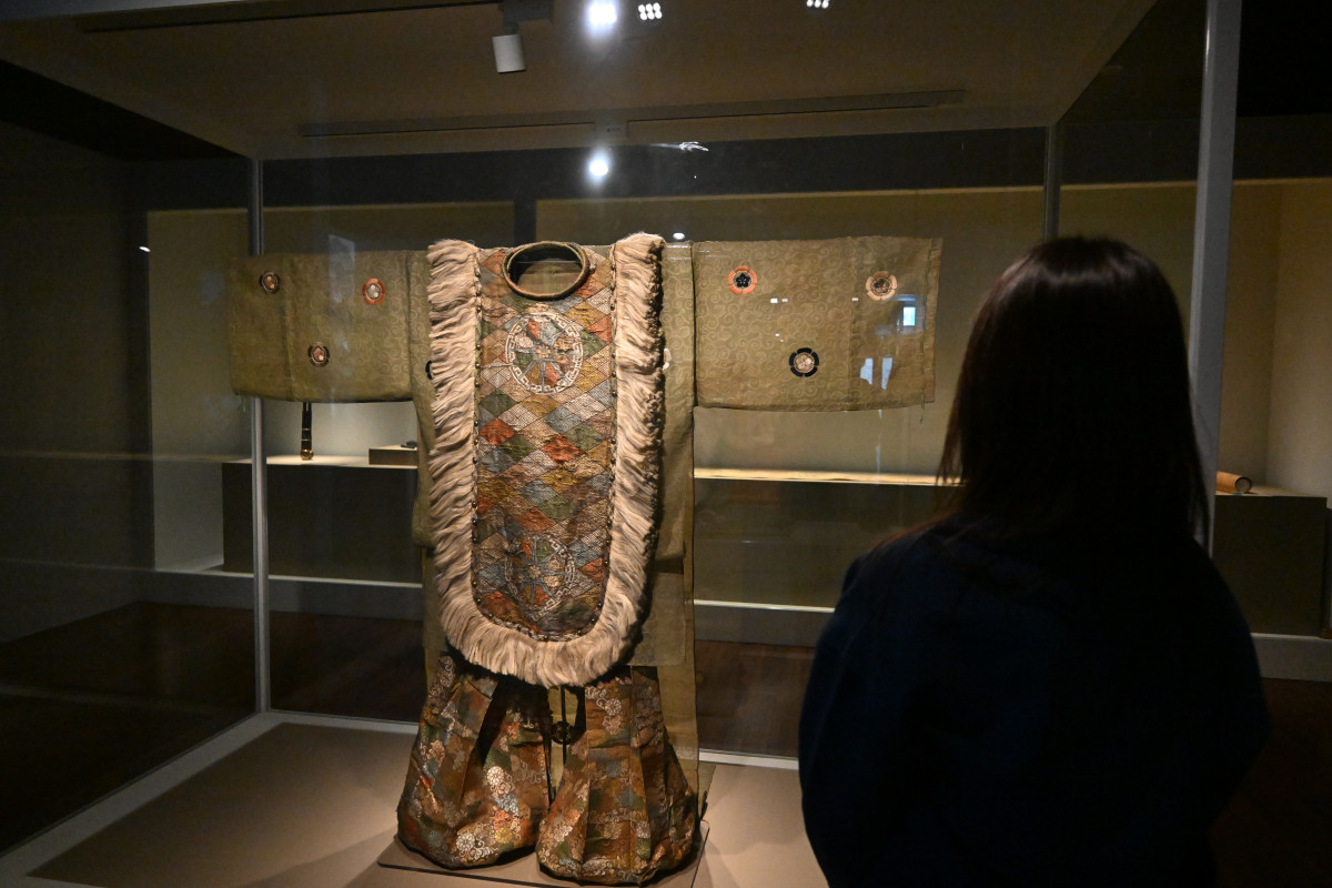 ▲17일 '천년을 흘러온 시간: 일본의 궁정문화' 특별전 언론 공개회에서 관련 유산을 감상하고 있는 모습. (국가유산청)