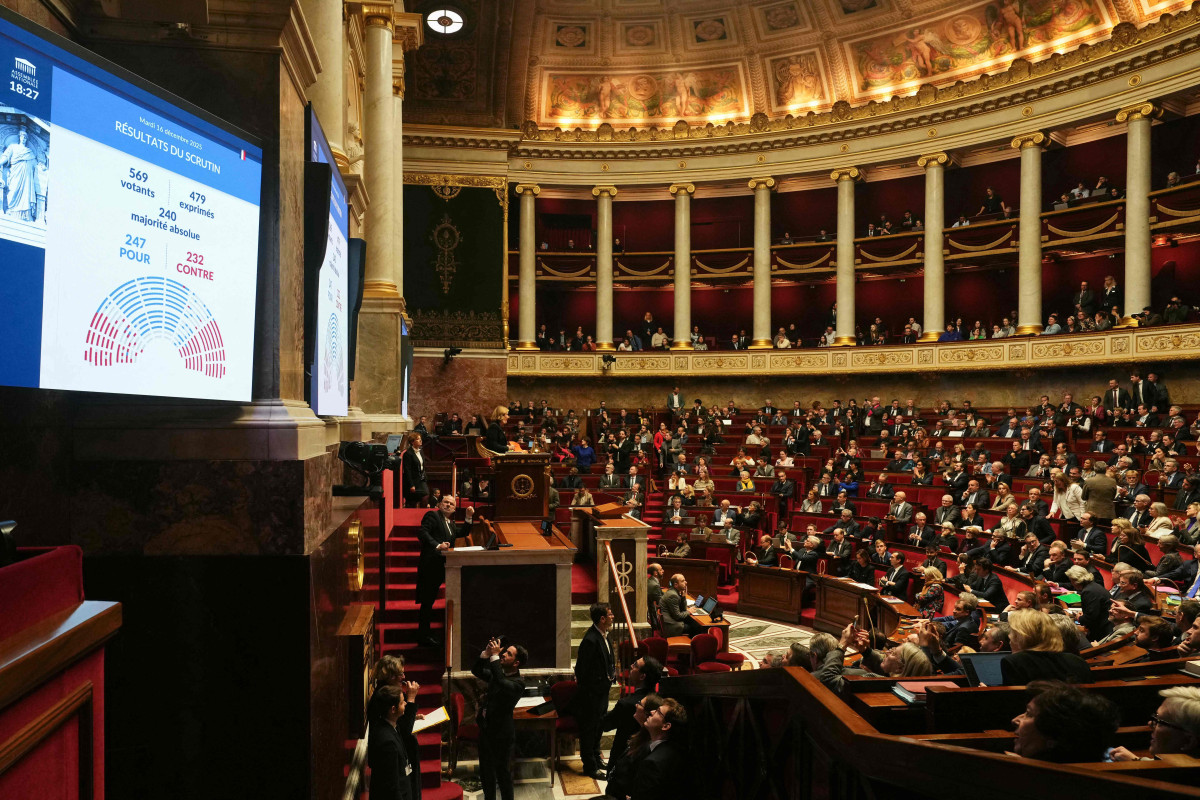 ▲16일(현지시간) 프랑스 하원에서 진행된 2026년 사회보장 재정법안의 표결 결과가 나온 대형 스크린을 의원들이 보고 있다. (파리/AFP연합뉴스)