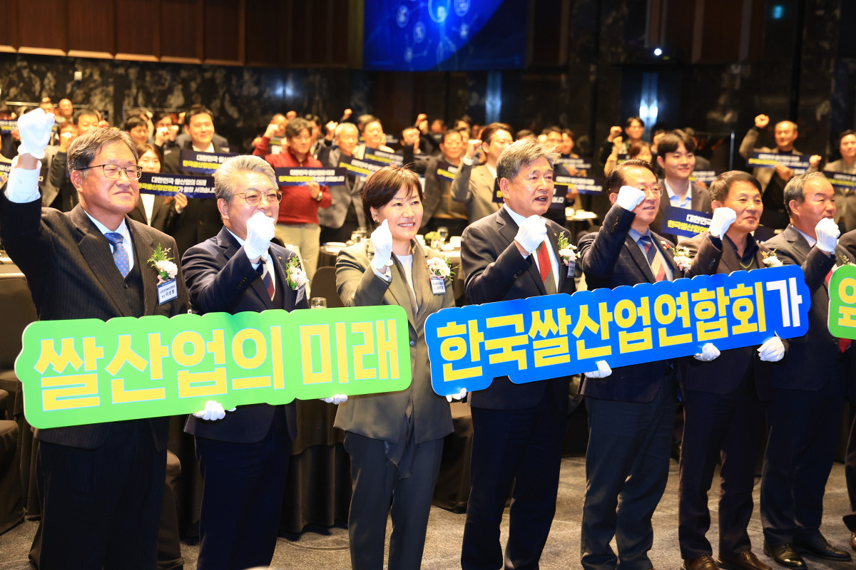 ▲송미령 농림축산식품부 장관(왼쪽에서 세 번째)이 서울 양재동 엘타워에서 열린 '한국쌀산업연합회' 발대식에 참석해 기념 촬영을 하고 있다. (사진제공=농림축산식품부)