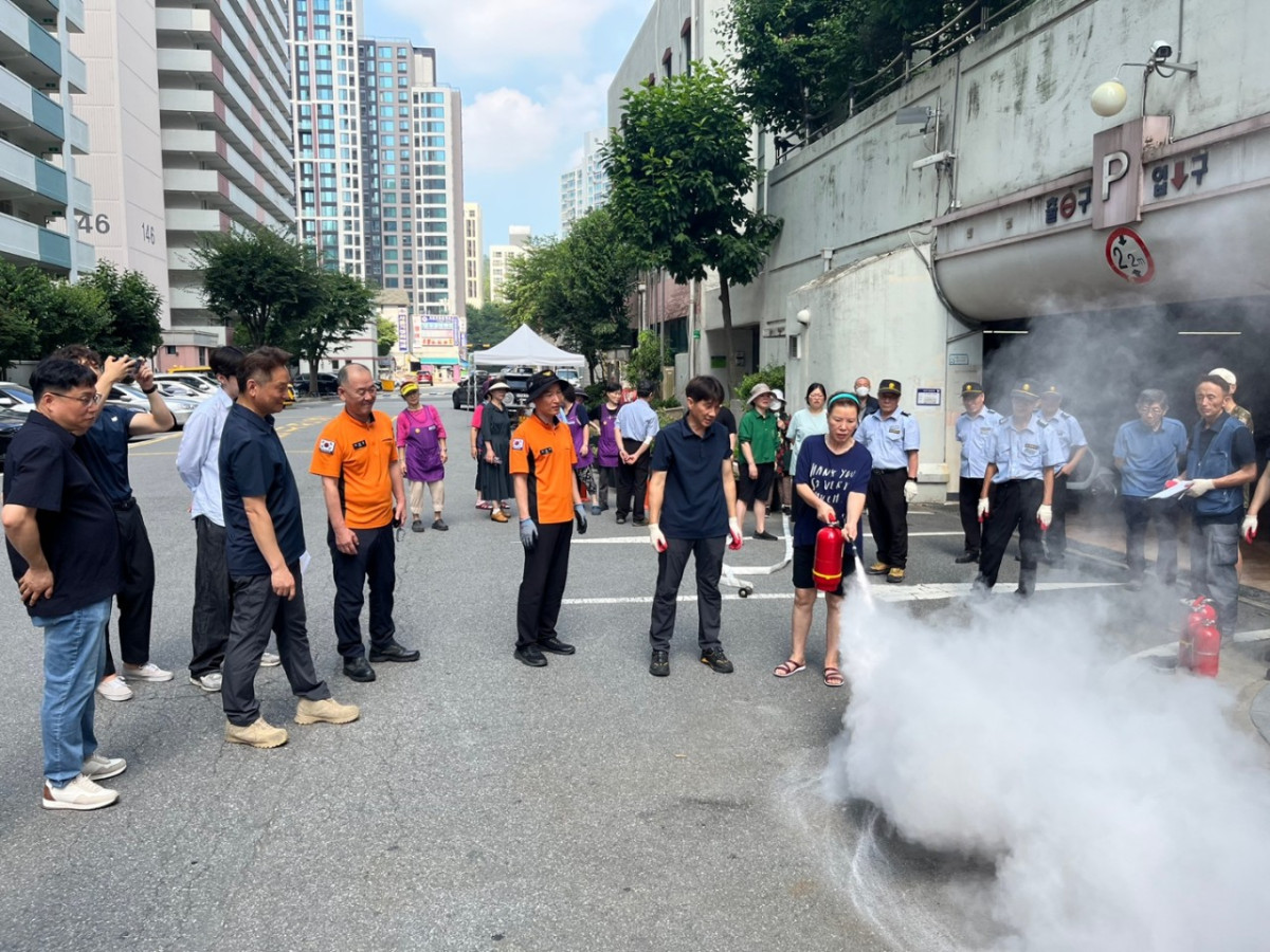 ▲7월 29일 관악드림타운 입주민들이 소화기 사용법을 체험하고 있다. (사진제공=서울주택도시개발공사)