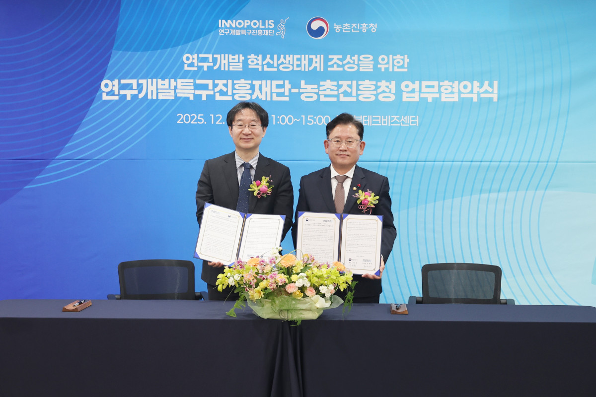 ▲이승돈 농촌진흥청장(오른쪽)이 17일 전북테크비즈센터에서 정희권 연구개발특구진흥재단 이사장과 ‘민관협력 연구개발(R&D) 생태계 조성을 위한 업무협약’을 체결한 후 기념 촬영을 하고 있다. (사진제공=농촌진흥청)