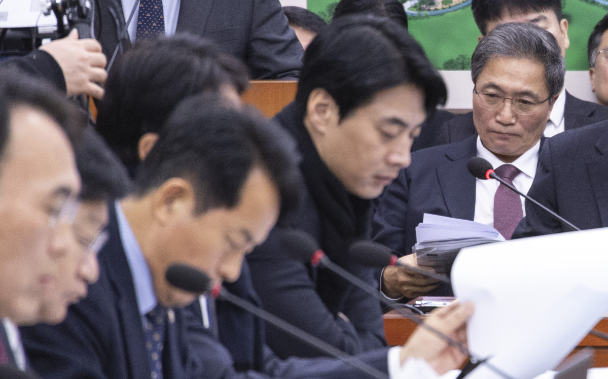 ▲이학재 인천공항공사 사장이 17일 국회 국토교통위원회 전체 회의에 출석해 자리에 앉아 자료를 살펴보고 있다. (연합뉴스)