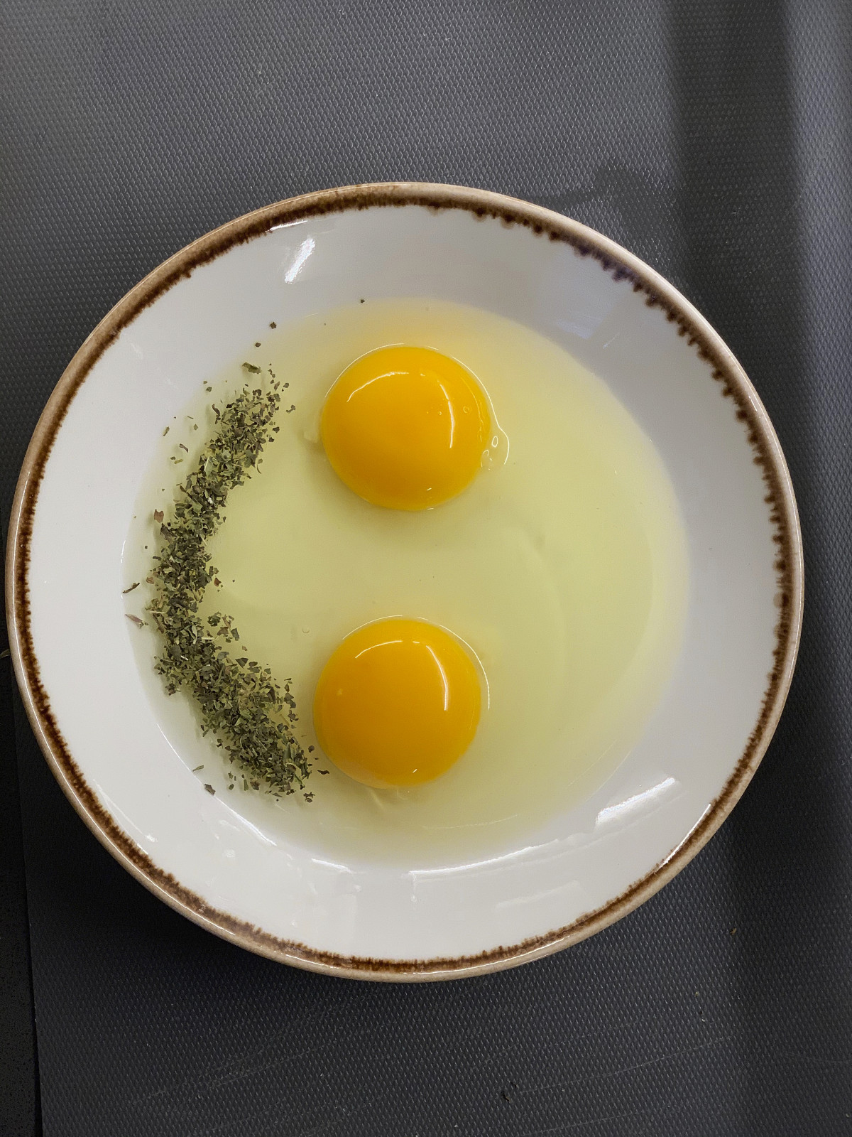 ▲쌍노른자 계란이 행운의 상징으로 여겨지는 가운데, 계란 두 개의 노른자가 웃는 얼굴 모양으로 배치된 참고 이미지가 아침 식탁의 일상을 보여주고 있다. (게티이미지뱅크)