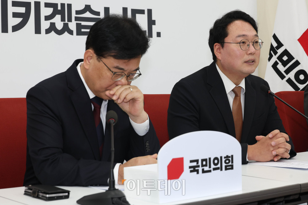 ▲송언석(왼쪽) 국민의힘 원내대표와 천하람 개혁신당 원내대표가 17일 서울 여의도 국회에서 통일교 특검 관련 회동을 하고 있다. 고이란 기자 photoeran@ (이투데이DB)