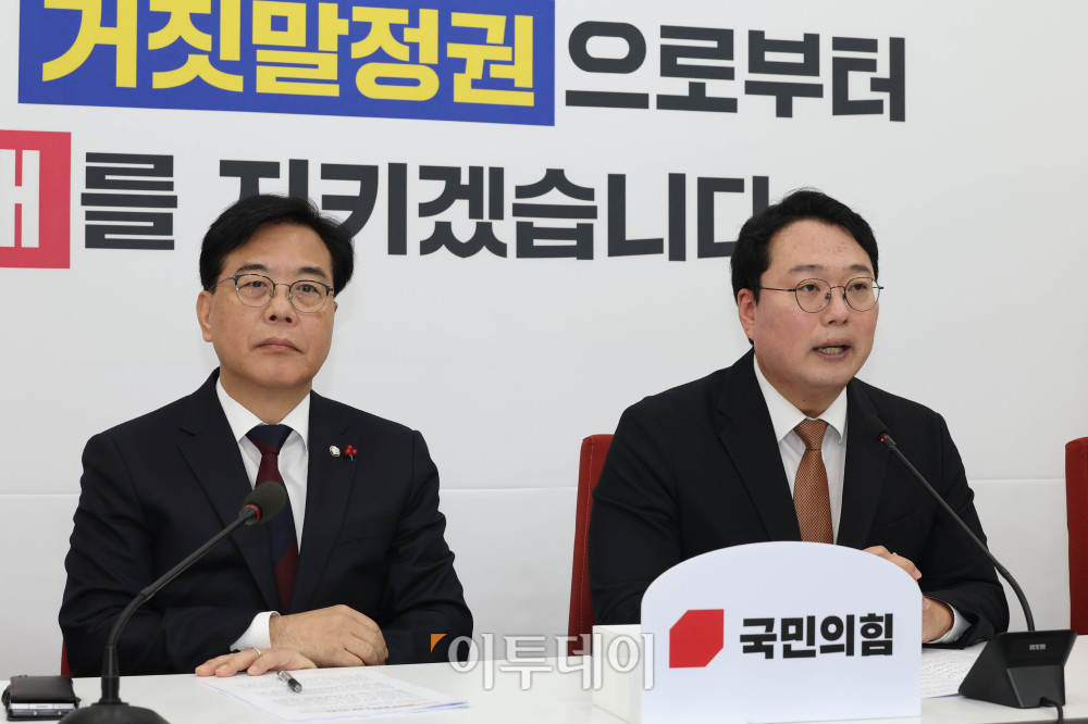 ▲송언석(왼쪽) 국민의힘 원내대표와 천하람 개혁신당 원내대표가 17일 서울 여의도 국회에서 통일교 특검 관련 회동을 하고 있다. 고이란 기자 photoeran@ (이투데이DB)