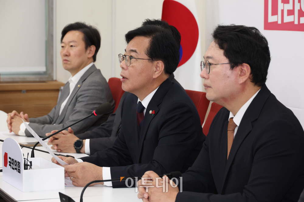 ▲송언석 국민의힘 원내대표와 천하람 개혁신당 원내대표가 17일 서울 여의도 국회에서 통일교 특검 관련 회동을 하고 있다. 고이란 기자 photoeran@ (이투데이DB)