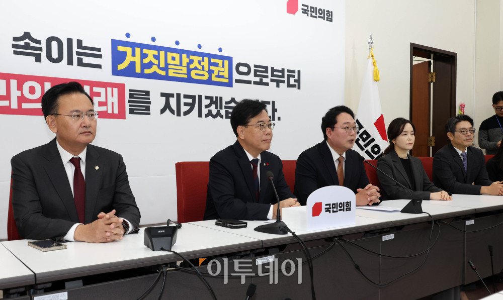 ▲송언석 국민의힘 원내대표와 천하람 개혁신당 원내대표가 17일 서울 여의도 국회에서 통일교 특검 관련 회동을 하고 있다. 고이란 기자 photoeran@ (이투데이DB)