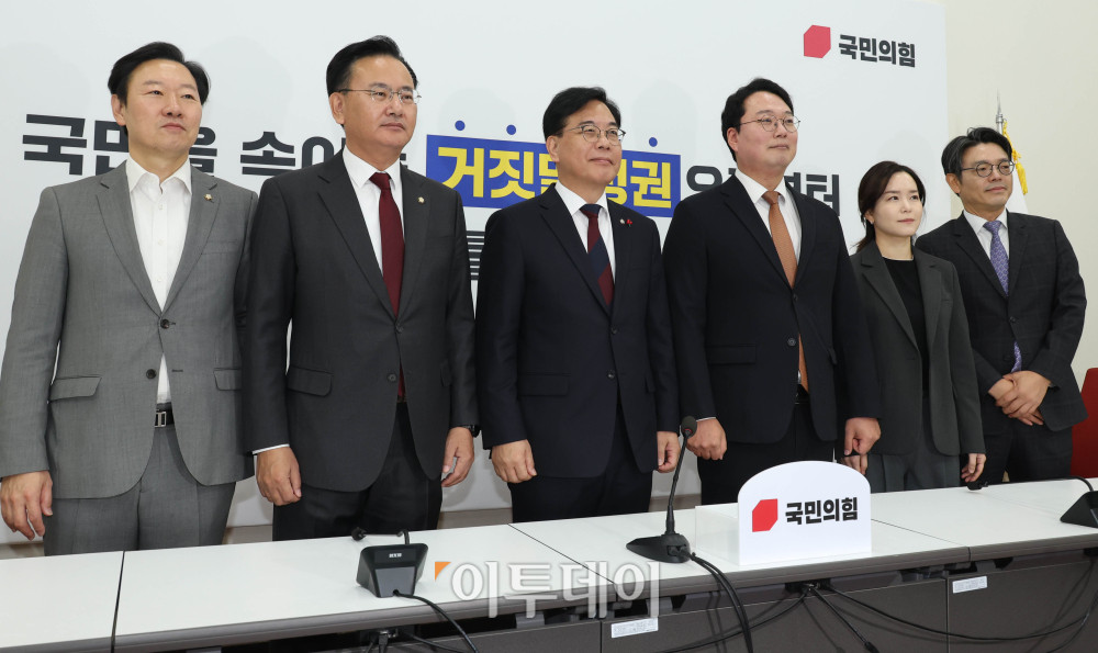 ▲송언석(왼쪽 세번째) 국민의힘 원내대표와 천하람(왼쪽 네번째) 개혁신당 원내대표가 17일 서울 여의도 국회에서 통일교 특검 관련 회동을 하고 있다. 고이란 기자 photoeran@ (이투데이DB)