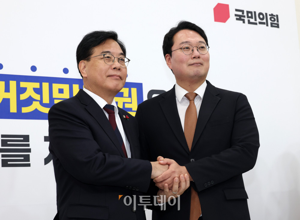 ▲송언석(왼쪽) 국민의힘 원내대표와 천하람 개혁신당 원내대표가 17일 서울 여의도 국회에서 통일교 특검 관련 회동을 하고 있다.  고이란 기자 photoeran@ (이투데이DB)