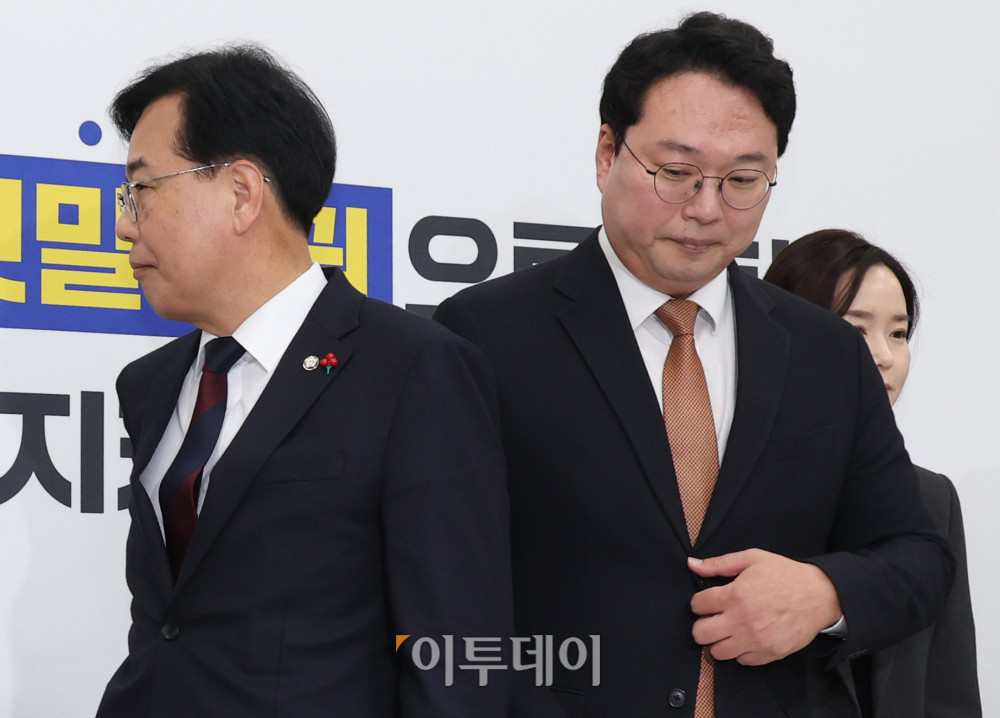 ▲송언석(왼쪽) 국민의힘 원내대표와 천하람 개혁신당 원내대표가 17일 서울 여의도 국회에서 통일교 특검 관련 회동을 하고 있다. 고이란 기자 photoeran@ (이투데이DB)