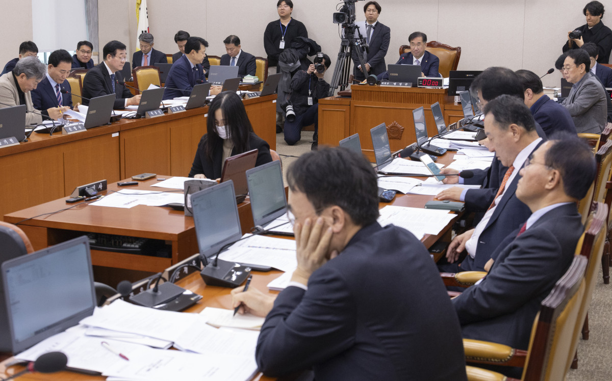 ▲17일 국회 국토교통위원회 전체 회의에서 맹성규 위원장과 여야 의원들이 개인형 이동장치의 안전 및 관리에 관한 법률안 등 상정 법안을 처리하고 있다. (연합뉴스)