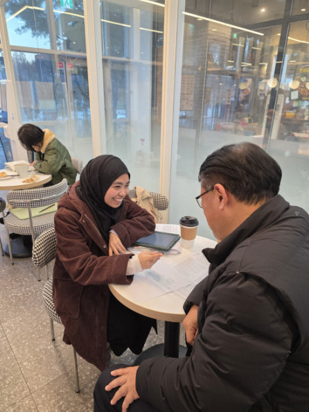 ▲ISN 200 코칭 프로그램에 참여한 케이디가 김동섭 코치에게 대면 코칭을 받고 있다. (본인 제공)