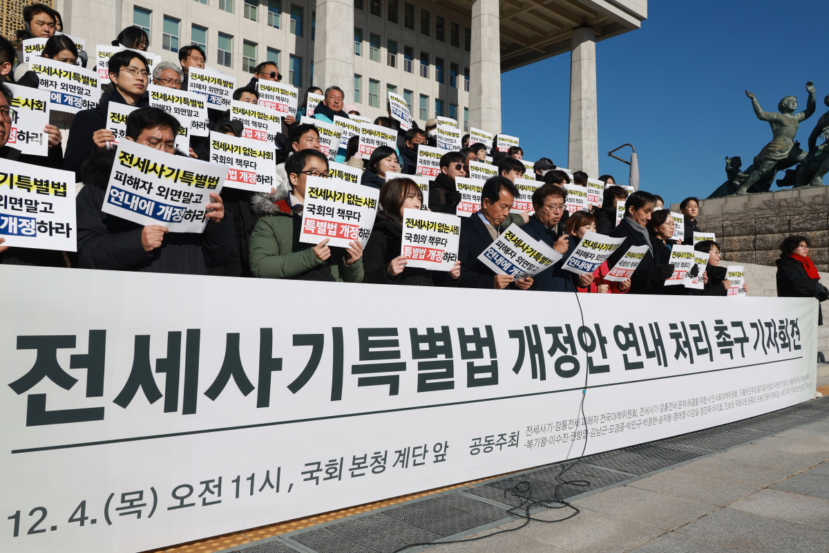 ▲조국 조국혁신당 대표와 염태영 더불어민주당 의원, 윤종오 진보당 원내대표 등 참가자들이 4일 서울 여의도 국회에서 전세사기특별법 개정안 연내 처리 촉구 기자회견을 하고 있다.  (뉴시스)
