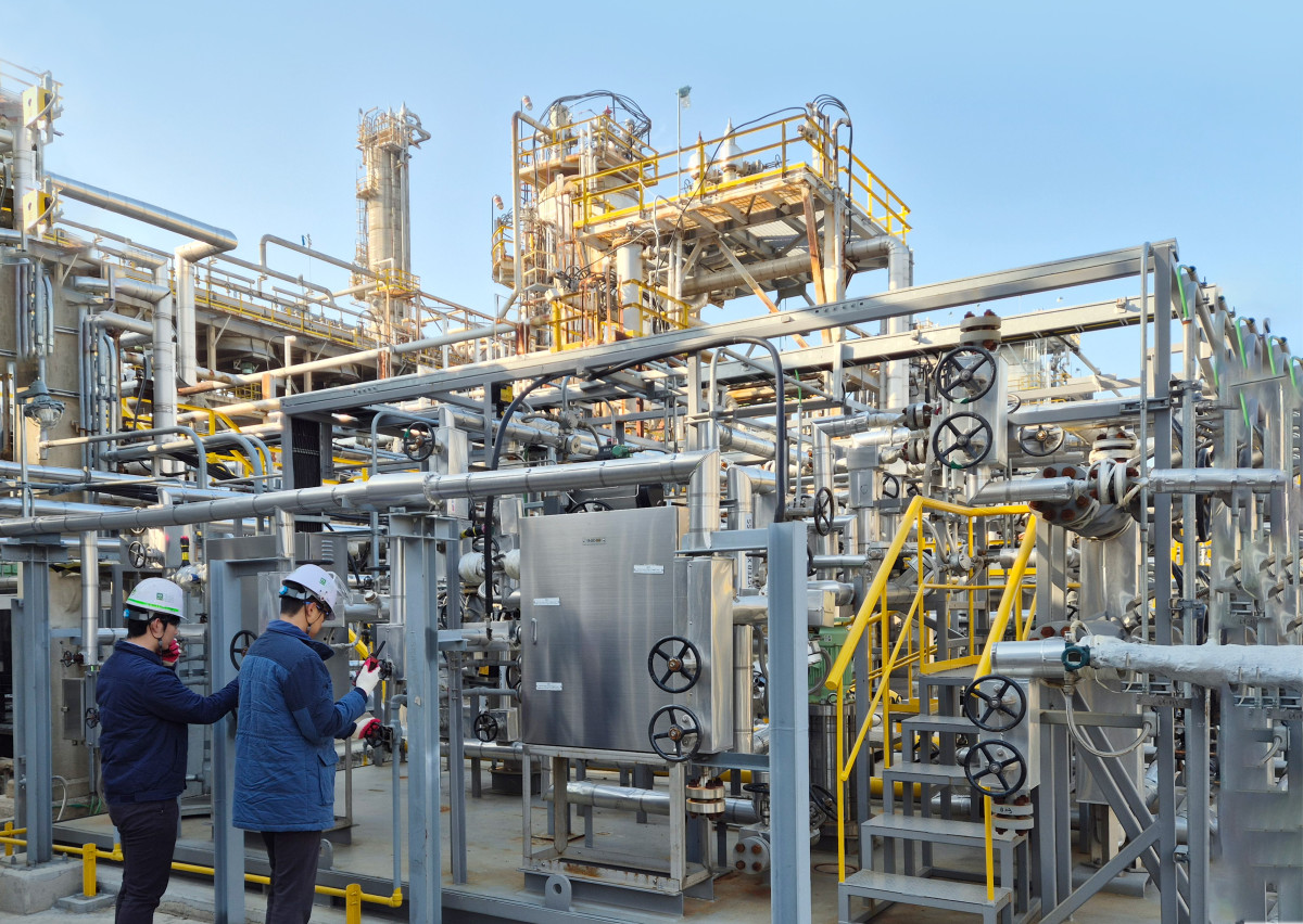 ▲HD현대오일뱅크 직원들이 충남 대산공장에서 ‘안티에이징 프로젝트’에 참여해 설비 점검을 진행하고 있다. (HD현대오일뱅크)