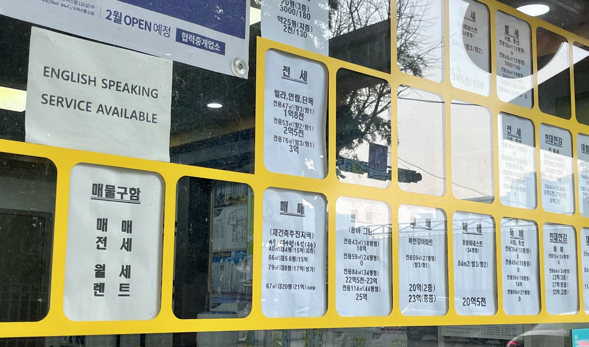 ▲17일 용산국제업무지구 개발지 인근 부동산 모습. 매물 안내문이 붙어 있어야 할 자리 곳곳이 비어있다. (정유정 기자 @oiljung)