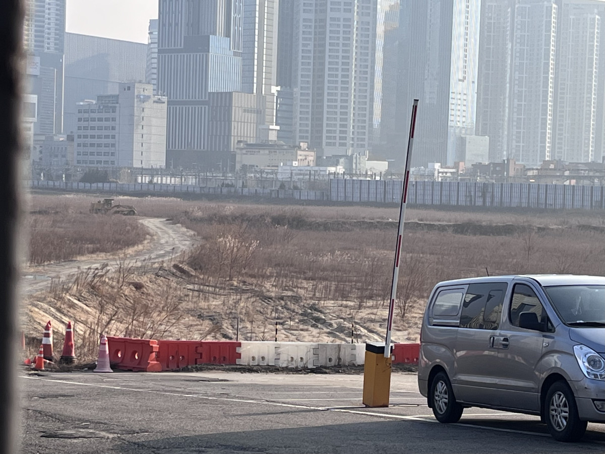▲17일 용산국제업무지구 개발 부지 모습. 인적 없이 적막한 모습이다. (정유정 기자 @oiljung)