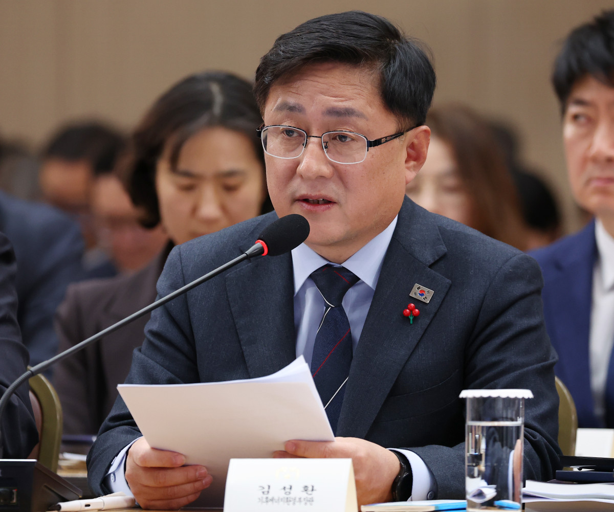 ▲<YONHAP PHOTO-3578> 업무보고하는 김성환 기후부 장관    (세종=연합뉴스) 김도훈 기자 = 김성환 기후에너지환경부 장관이 17일 정부세종컨벤션센터에서 이재명 대통령에게 업무보고를 하고 있다. 2025.12.17    superdoo82@yna.co.kr/2025-12-17 14:02:38/<저작권자 ⓒ 1980-2025 ㈜연합뉴스. 무단 전재 재배포 금지, AI 학습 및 활용 금지>