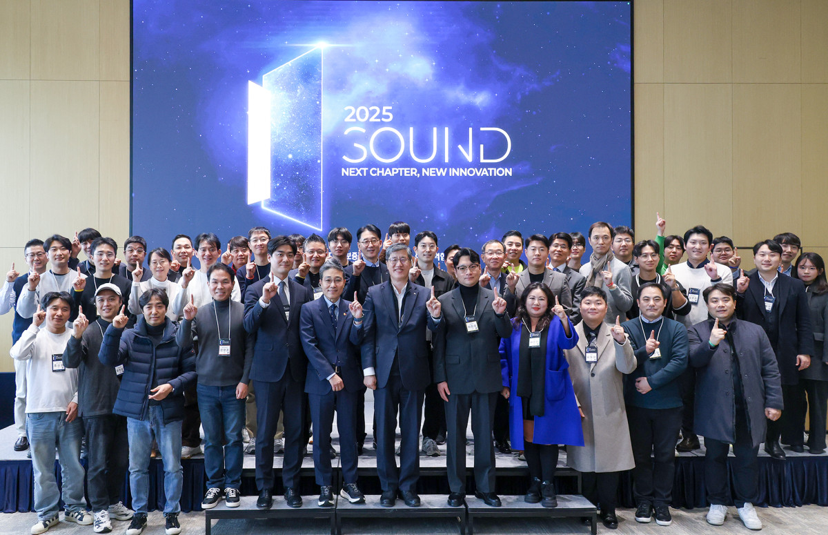▲최원목 신용보증기금 이사장(앞줄 왼쪽에서 일곱 번째)이 스타트업 종합 컨퍼런스 ‘SOUND 2025’에 참석해 참가자들과 기념 촬영을 하고 있다. (사진제공=신용보증기금)