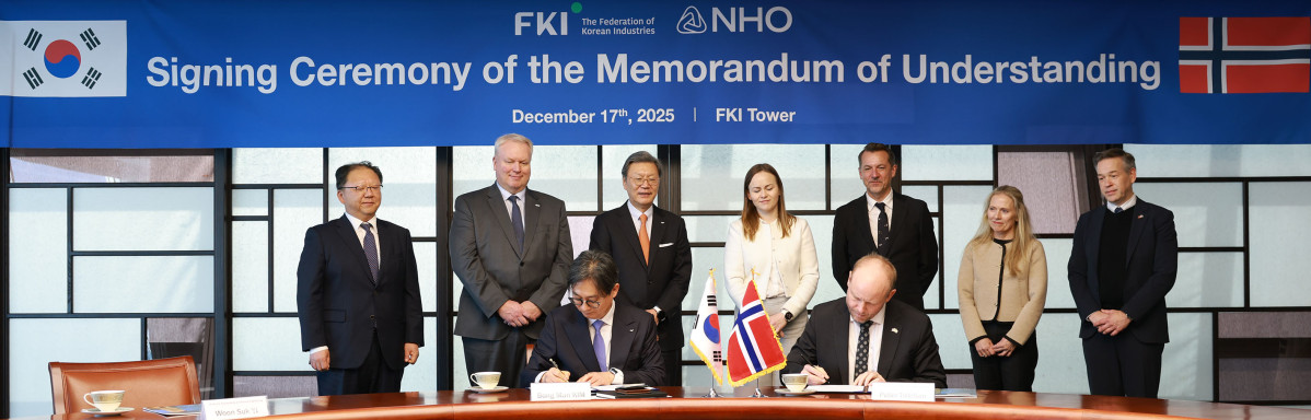 ▲김봉만 한경협 국제본부장(앞줄 왼쪽)과 페터 톨레프센 NHO 이사(앞줄 오른쪽)가 17일 FKI타워에서 열린 '한-노르웨이 경제협력위원회 활성화를 위한 MOU 체결식'에 참석해 협약서에 서명하고 있다. ‘한-노르웨이 경제협력위원회’는 이를 계기로 지난 9년간 코로나 등의 사유로 중단됐던 기간을 마치고, 2.0버전으로 재정비하여 재개된다. 사진 뒷줄 이운석 HD현대 전무, 비다르 돌로넨 DNV 총괄, 김창범 한경협 부회장, 라그닐드 슈뇌르 쉬르스테드 산업통상부 차관, 토르 하우그 주한노르웨이대사관 참사관, 수니바 토프테 Kongsberg 부사장, 토르켈 토르센 NHO 국제 담당 수석 (한경협)