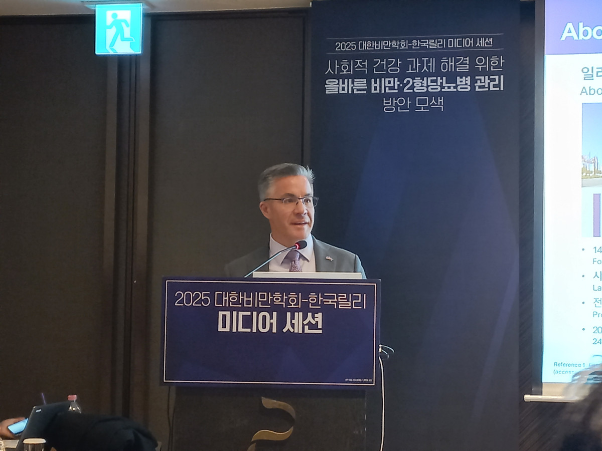 ▲17일 한국릴리와 대한비만학회가 서울 중구 더플라자 호텔에서 ‘사회적 건강과제 해결을 위한 올바른 비만·2형당뇨병 관리 방안 모색’을 주제로 미디어 세션을 개최한 가운데 존 비클 한국릴리 대표가 발표 중이다. (한성주 기자 hsj@)