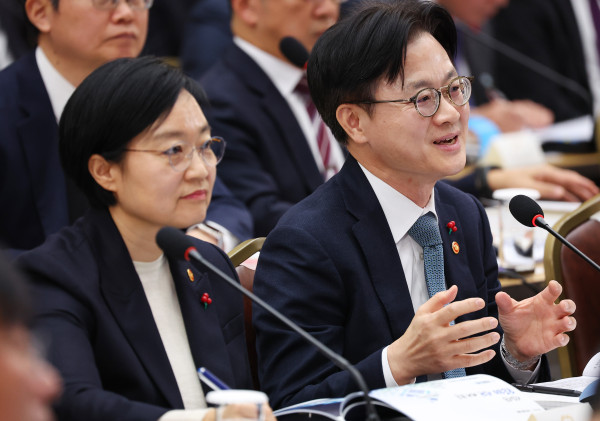 ▲17일 정부세종컨벤션센터에서는 산업통상자원부와 중소벤처기업부의 업무보고가 진행됐다.  왼쪽부터 한성숙 중소벤처기업부 장관, 김정관 산업통상자원부 장관.  (연합뉴스 )