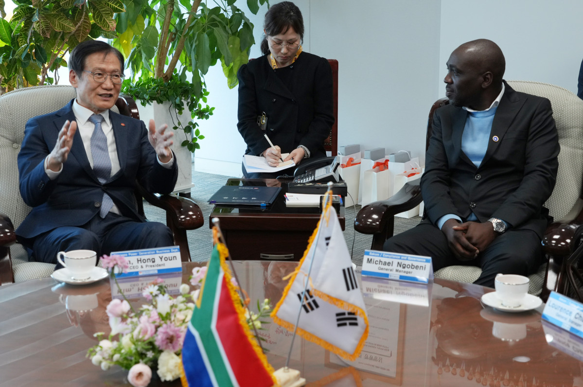 ▲한전KPS 김홍연 사장(왼쪽)과 남아공전력공사 마이클 은고베니(Michael Ngobeni) 기술 이사가 기술협력 확대 방안을 협의하고 있다. (사진제공=한전KPS)