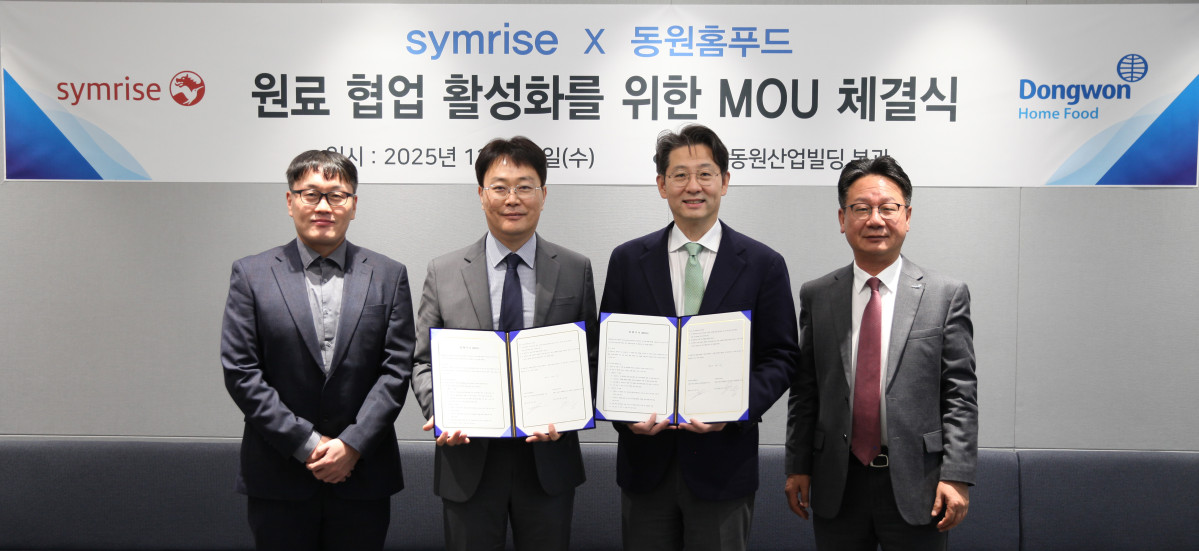 ▲정문목 동원홈푸드 대표(오른쪽 두번째)와 황규하 심라이즈 한국 지사장(왼쪽 두번째)이 17일 동원그룹 본사에서 업무 협약을 맺고 기념 촬영을 하고 있다. (사진제공=동원홈푸드)