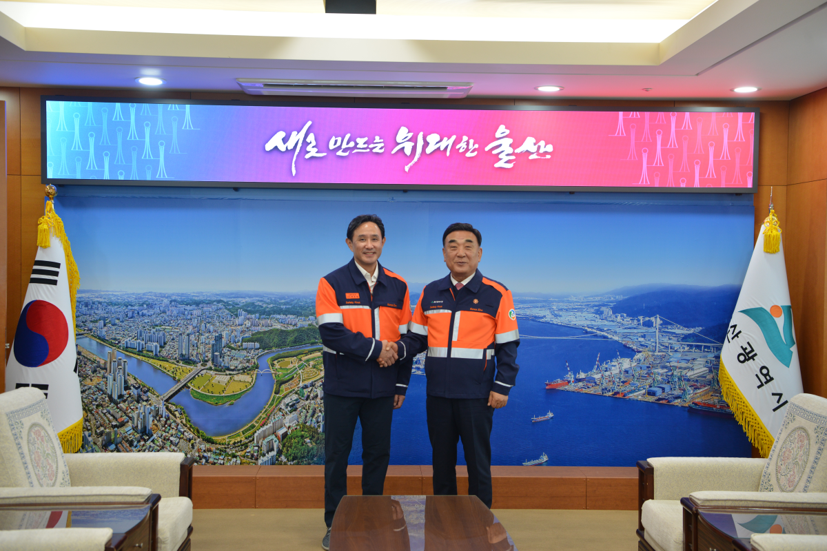 ▲최윤범 고려아연 회장이 17일 울산시를 방문해 김두겸 시장을 만나 미국제련소 건설과 채용 확대 계획, 온산제련소와 시너지 등을 설명했다. (사진제공=고려아연)