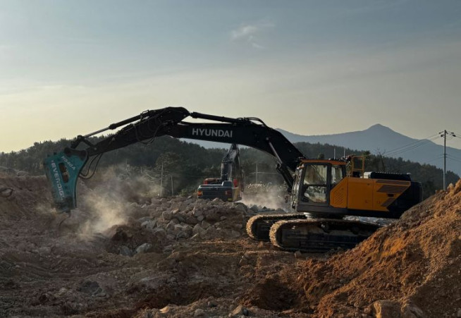 ▲포스코이앤씨가 여수 화태백야 도로건설 현장에서 원격제어 굴착기를 실증하고 있다.(사진제공=포스코이앤씨)