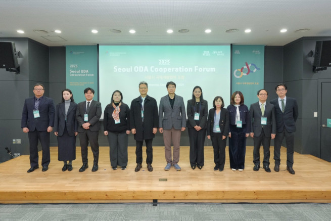 ▲2025 서울 국제개발협력포럼_에 참석한 관계자들이 기념사진을 촬영하고 있다. (사진제공=서울시)