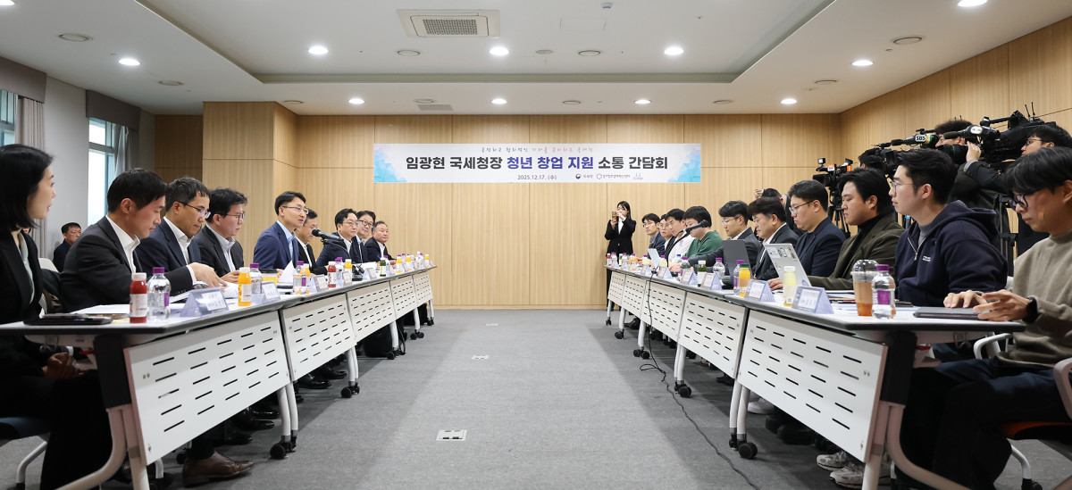 ▲임광현 국세청장(왼쪽에서 다섯 번째)이 17일 경기 판교 제2테크노밸리 판교창업존에서 청년 창업자를 대상으로 개최한 현장소통 간담회에서 발언을 하고 있다. (사진제공=국세청)